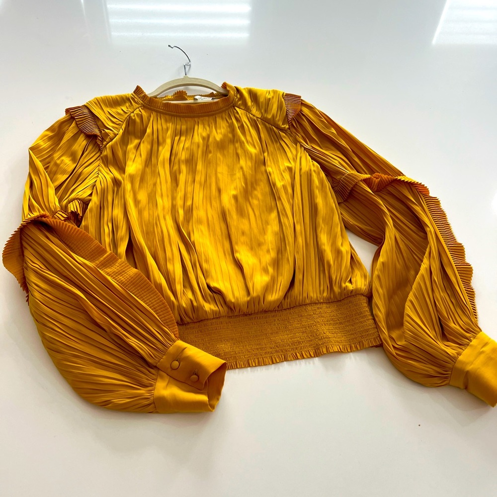 Like new Joie yellowish gold top. Worn once